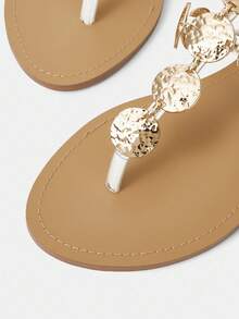 MOTF PREMIUM 女士圆头平底圆形装饰时尚人字凉鞋、沙滩和度假平底鞋 - 白色 - 查看 3