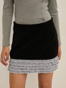 Nöista Minifalda negra para mujer con un elegante volante gris en el bajo. Una pieza versátil para looks elegantes de noche, casuales o de fiesta. Fácil de combinar con blusas blancas, blusas negras, blusas cortas o prendas formales y elegantes. Una opción con estilo y favorecedora para el día a día o para ocasiones especiales. - Azul - Ver 3