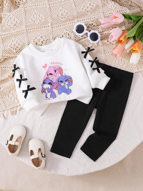 SHEIN Playful Pals Bộ 2 món đồ cho bé gái: áo nỉ trắng in hình hoạt hình dễ thương và nơ trang trí, áo nỉ dài tay cổ tròn và quần legging đen cạp chun, thích hợp cho các hoạt động thường ngày, ngoài trời, du lịch, từ 6 tháng đến 2-3 tuổi. Áo thun dài tay in hình hoạt hình cho bé gái, quần áo phong cách đường phố cho bé gái, áo nỉ hình thỏ cho bé gái, quần áo mùa thu đông cho bé gái.