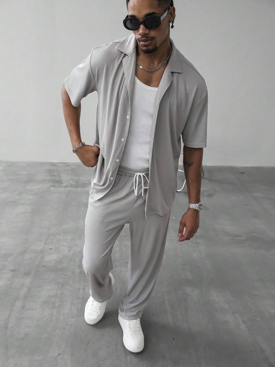Manfinity Homme 2件套男士休闲短袖衬衫和宽松长裤套装 - 灰色 - 查看 1
