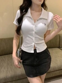 DAZY 女款字母印花單排扣休閒修身短袖T恤校園風 - 白色 - 查看 2