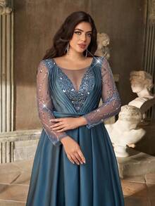 Aureia Robe longue élégante et de luxe avec manches longues transparentes, col en V profond, bleu fumé, avec décoration d'épaules pailletées. Ourlet en A avec patchwork de sequins de luxe. Convient pour les mariages, les fêtes, les événements de célébration, les tenues de soirée.