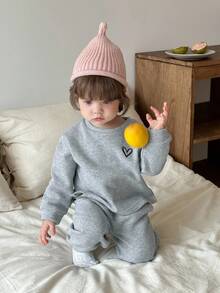 DAZY Conjunto de sudadera de cuello redondo de manga larga y pantalones con estampado de corazón lindo y cómodo para bebé niña, ropa térmica forrada para otoño e invierno - Gris - Ver 4