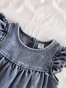 SHEIN 1 chiếc váy denim tay lỡ màu xanh nhạt tươi mát và mơ mộng cho bé gái mùa hè! Chi tiết nơ vui tươi và tay áo lửng thanh lịch làm cho chiếc váy này trở thành lựa chọn hoàn hảo cho những chuyến đi chơi, những ngày thường ở nhà hoặc các bữa tiệc, thể hiện nét quyến rũ độc đáo. - Màu xanh lam - Xem 8