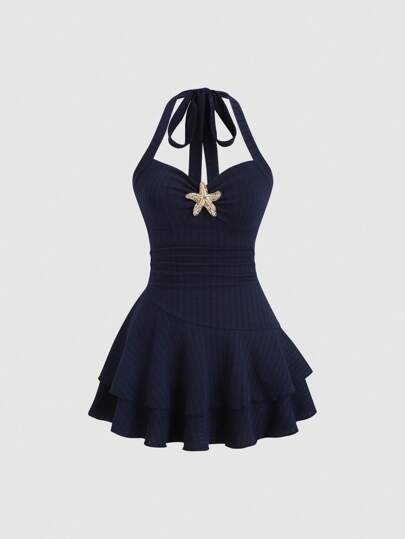 Sweetra 女士新款春夏适合海滩度假优雅纹理面料露背领口系带前褶饰金属装饰分层荷叶边下摆俏皮迷你连衣裙