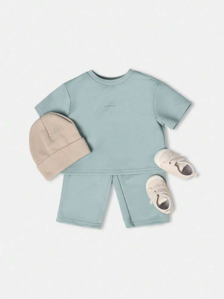 Conjunto de dos piezas de camiseta y pantalones cortos en color salvia