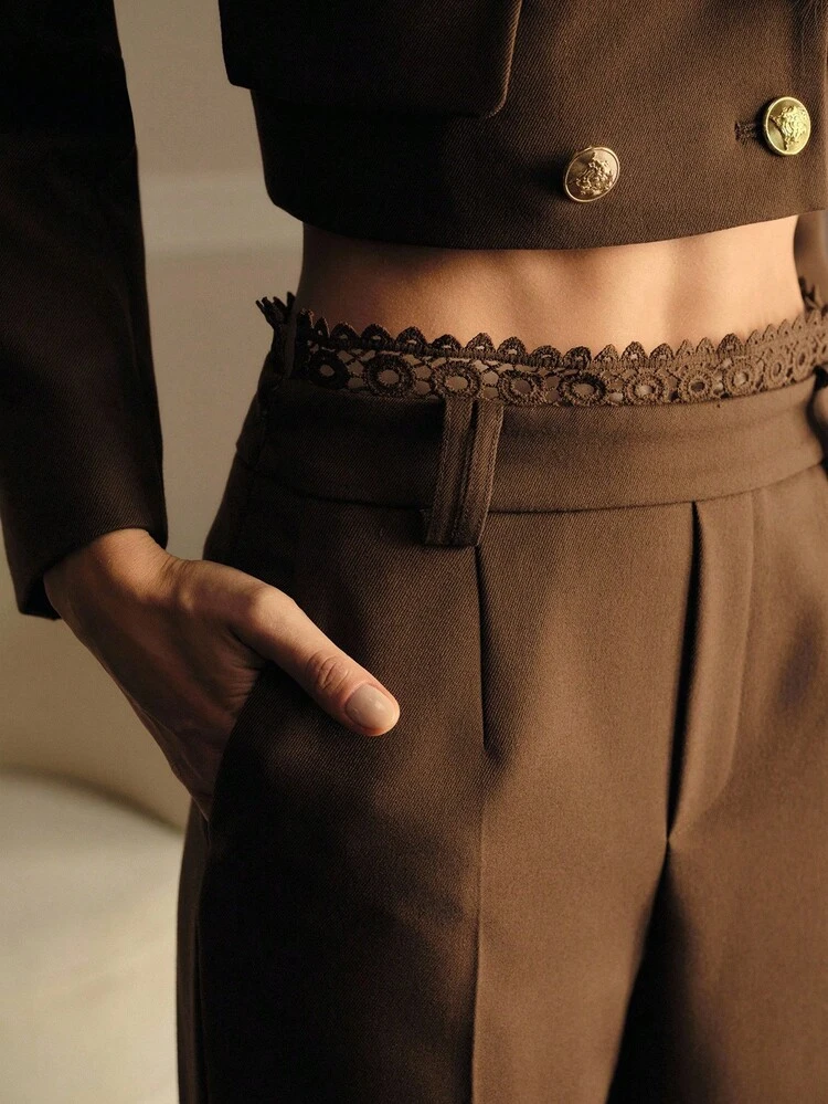 CALÇA DE TERNO COM PREGAS DE RENDA CONTRASTANTE, OUTONO INVERNO