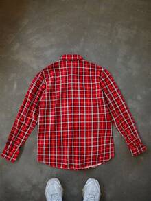 1 Stück Lässiges Sport College Street Hemd mit rotem kariertem Graffiti Großbuchstaben für Teenager Jungen, geeignet für Kinderoutfits, Kleinkind Jungen Kleidung, Schulanfang, Jungen Set, geeignet für Geburtstagsfeiern, Abendveranstaltungen, Aufführungen, Hochzeiten, Taufen, Eröffnungszeremonien, geeignet für den täglichen Gebrauch, Schule, Reisen, Sport, für Frühling, Herbst und Winter Saison