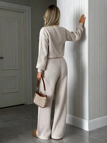 Conjunto de salón tejido para mujer - Cárdigan corto de cuello en V con botones y falda maxi de pierna ancha de cintura alta en textura de canalé suave en beige