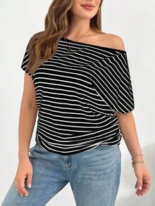 SHEIN Essnce 大码女装春夏时尚休闲宽松舒适修身日常黑白条纹露肩短袖T恤，简约风格，欧式夏季，工作上衣，度假女装，夏季女式上衣，露肩上衣 - 黑色 - 查看 1