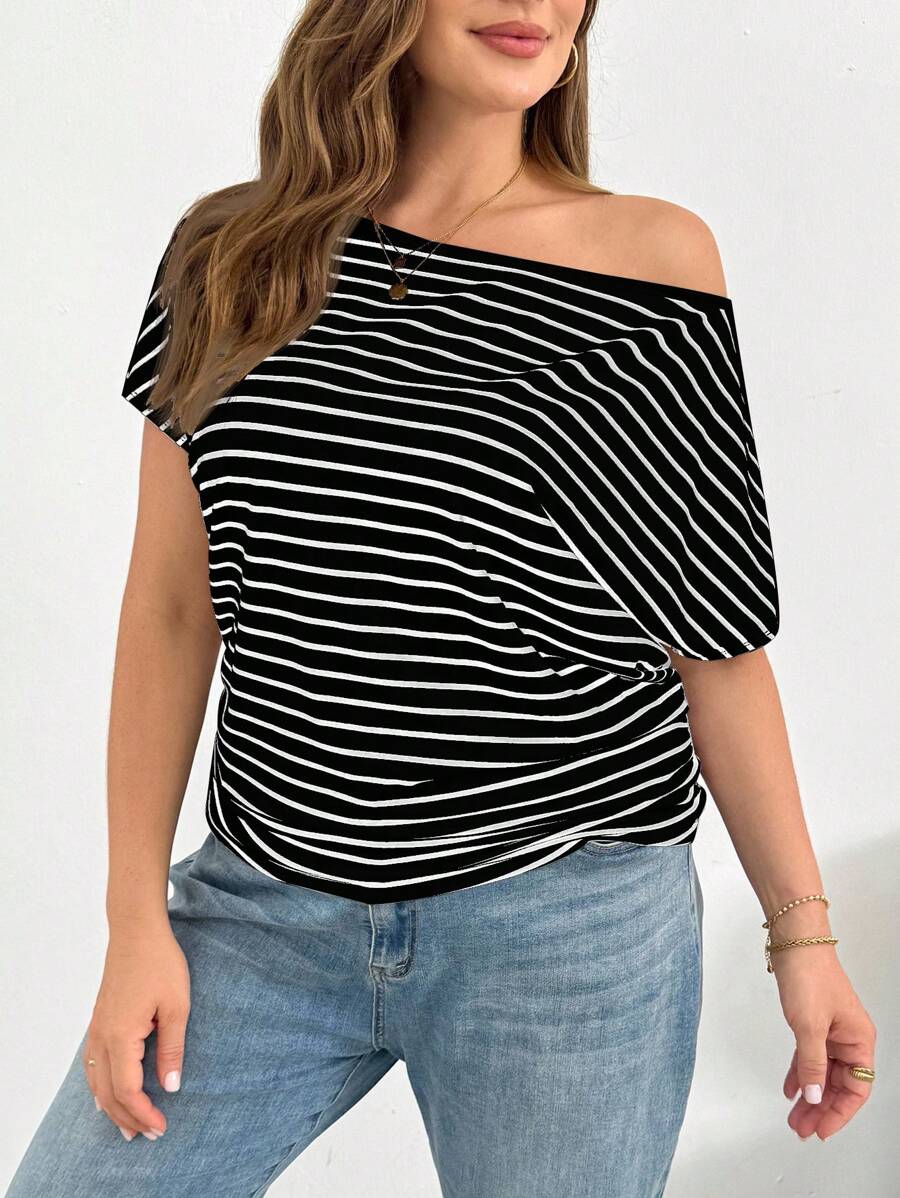 SHEIN Essnce 大码女装春夏时尚休闲宽松舒适修身日常黑白条纹露肩短袖T恤，简约风格，欧式夏季，工作上衣，度假女装，夏季女式上衣，露肩上衣 - 黑色 - 查看 1