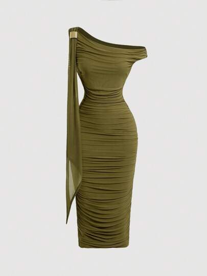 SHEIN MOD Vestido midi ajustado con cuello asimétrico y fruncido de unicolor elegante para mujer en verano