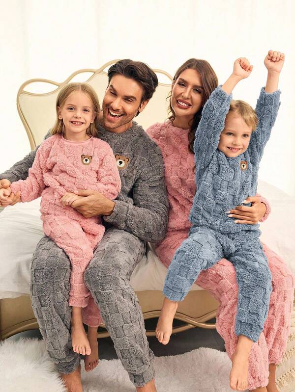 SHEIN 2 Stücke Kinder Jungen Karomuster Flanell Pyjama Set, beinhaltet graue weiche Fleece Hose und Langarm Top, lässige bequeme Hauskleidung, passende Familienoutfits (4 Sets separat erhältlich)