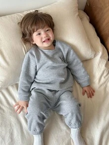 DAZY Conjunto de sudadera de cuello redondo de manga larga y pantalones con estampado de corazón lindo y cómodo para bebé niña, ropa térmica forrada para otoño e invierno - Gris - Ver 3