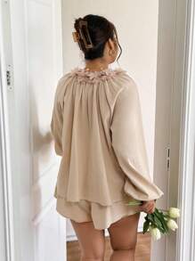 SHEIN Frenchy مجموعة من قطعتين للمرأة ذات الحجم الكبير، ملابس علوية كاجوال طويلة الأكمام وشورت - لون مشمشي - مشاهدة 3