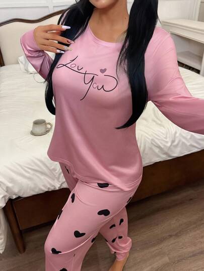 SHEIN Casual Underwear&Sleepwear مجموعة بيجامة نسائية قطعتين، ملابس علوية بياقة طاقم وأكمام طويلة مطبوع عليها رسومات حرفية وبنطلون مطبوع عليه قلوب، بيجامة بطبعات قلوب كاملة باللون الوردي، بيجامة مريحة، ملابس خريف وشتاء