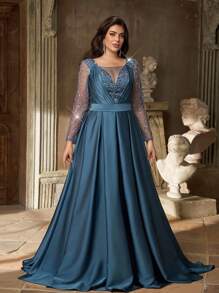 Aureia Robe longue élégante et de luxe avec manches longues transparentes, col en V profond, bleu fumé, avec décoration d'épaules pailletées. Ourlet en A avec patchwork de sequins de luxe. Convient pour les mariages, les fêtes, les événements de célébration, les tenues de soirée.