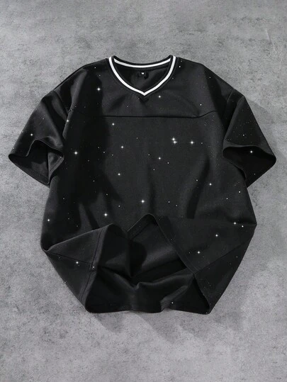 Manfinity Roghcode 男士 V 领 T 恤，宽松版型，金属亮片面料，街头风格静物店印花