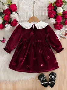 SHEIN 女宝宝娃娃领荷叶边蝴蝶结泡泡袖A字裙。娃娃领设计，可爱又时尚。3D蝴蝶结和泡泡袖，经典A字廓形，精致优雅。无论是带宝宝外出玩耍还是参加派对，这款连衣裙都能让您的宝宝成为众人瞩目的焦点。 - 酒紅色 - 查看 2