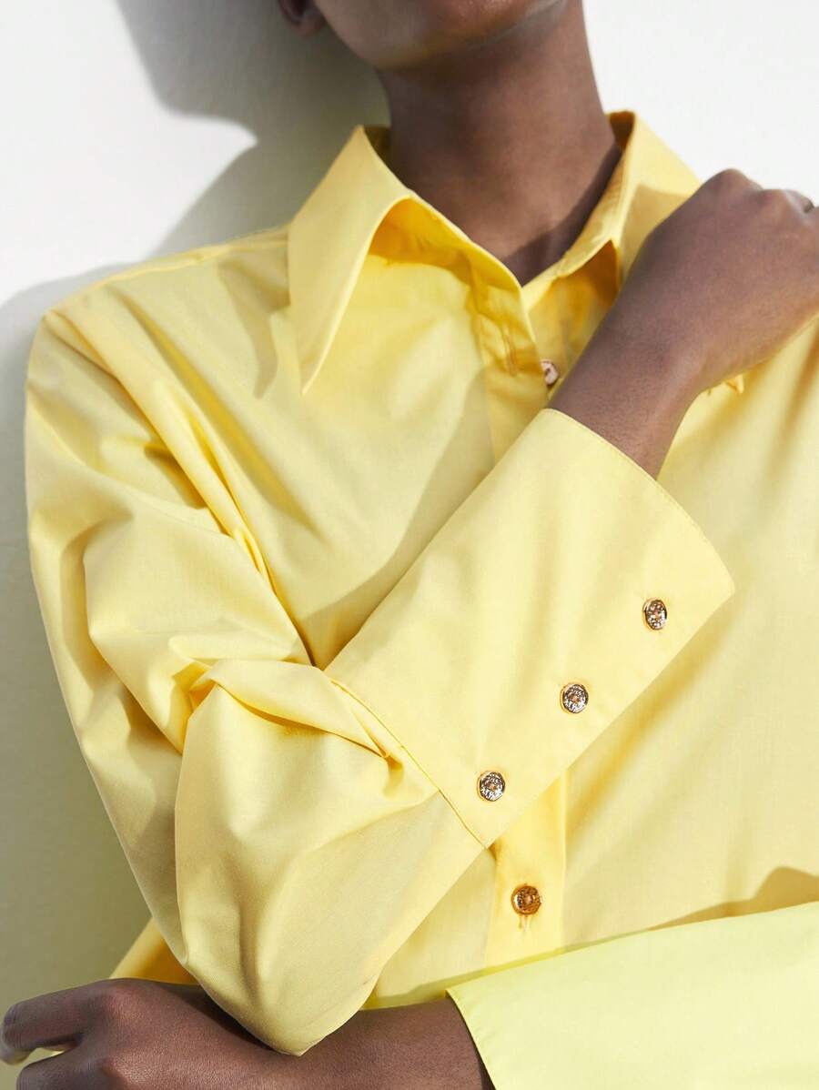 Maija Élégante blouse à manches longues pour femmes avec bouton métallique décoratif et col simple boutonnage. Polyvalente pour les festivals de musique, les fêtes de Pâques