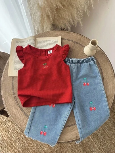 SHEIN 女婴夏季时尚甜美可爱街头风格两件套：红色荷叶袖华夫格上衣，带有刺绣樱桃装饰，搭配蓝色水洗牛仔樱桃印花长裤，适合日常穿着、摄影、旅行和聚会