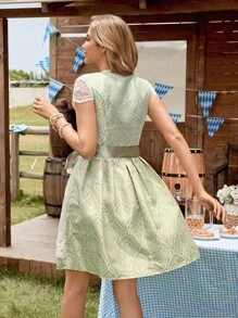 SHEIN Frenchy Váy không tay thêu lưới tương phản cổ điển dành cho nữ Váy không tay buộc eo cổ điển cổ chữ V dành cho nữ Váy ren tương phản tay ngắn cổ vuông có thắt lưng toàn thân in họa tiết viền bèo nhún ngọt ngào Váy dạ hội Oktoberfest Tracht Oktoberfest Wiesn Bierfest Dirndl Lễ hội Oktoberfest Váy ngắn thanh lịch không tay cổ vuông cài nút nửa vạt Áo dạ hội Oktoberfest Dirndl - màu xanh lá - Xem 2