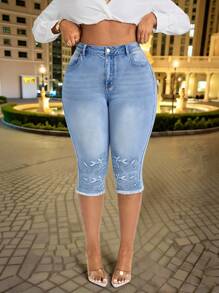 Slaydiva 加大码女式夏季牛仔刺绣紧身七分牛仔裤秋季复古优雅 - 淺色水洗藍 - 查看 3