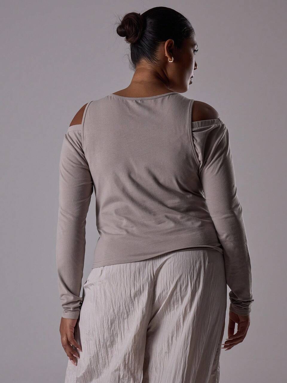Top ajusté à manches longues à double couche contrastée. Élégant et chic pour les occasions spéciales. à la mode pour le printemps et l'été.