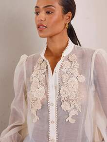 Lilora Élégante blouse femme à manches bouffantes avec col volant en fleurs 3D tissées à la main, couleur unie transparente abricot, printemps/été - Nude - Voir 4