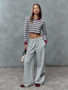 SHEIN Unity Với họa tiết sọc cổ điển và cổ áo thể thao, chiếc áo crop top này gợi nhớ đến phong cách thể thao cổ điển của phụ nữ. Hãy kết hợp nó với quần nỉ nữ hoặc quần thể thao để có một bộ đồ chạy bộ hiện đại. - Xám - Xem 6
