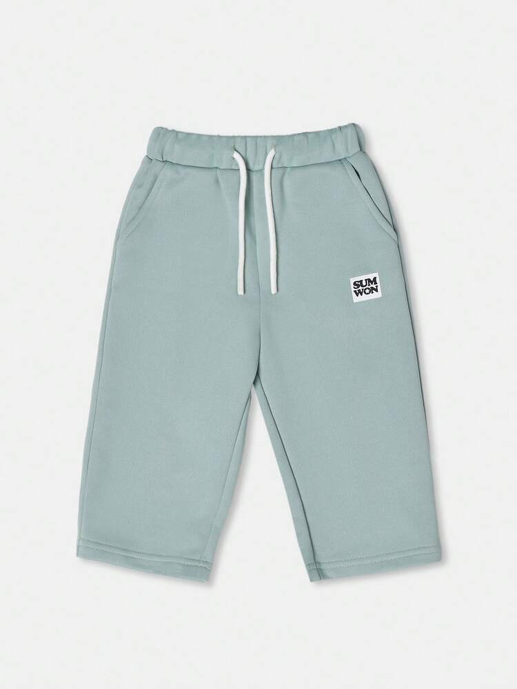 Conjunto de dos piezas de camiseta y pantalones cortos en color salvia