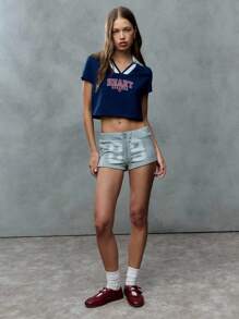SHEIN Unity 这款学院风“Heartbreaker”Polo短款上衣，尽显一流活力。完美契合返校季，定会让女性为之倾倒。 - 霧霾藍 - 查看 5