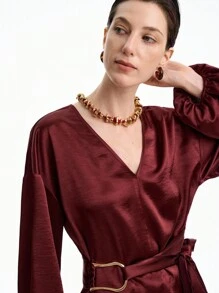 Aalyst Camisa de mujer de manga larga con cuello en V, decoración metálica y cintura ceñida, ajuste slim, minimalista y versátil, adecuada para el uso diario, otoño - Burdeos - Ver 5