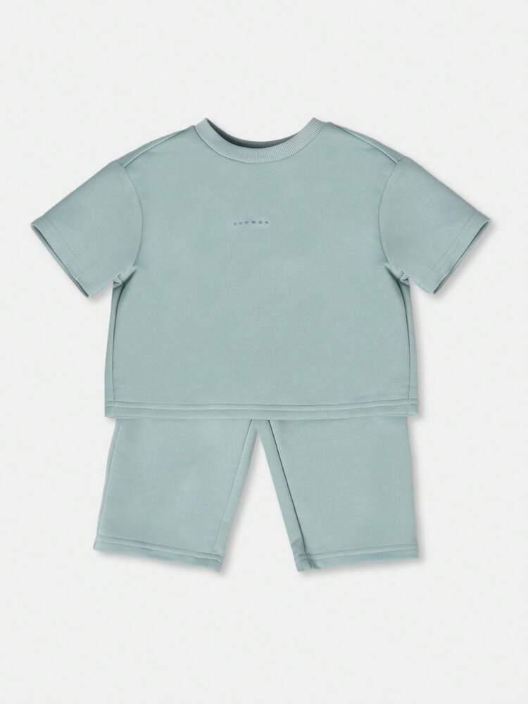 Conjunto de dos piezas de camiseta y pantalones cortos en color salvia