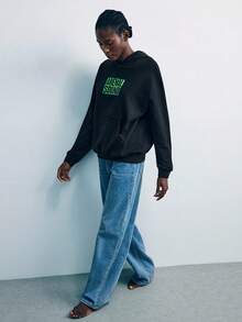 Maija SHEIN X Arenal Sound ArenalSound 女式标语印花落肩宽松口袋连帽衫黑色连帽衫女士连帽衫必备款图案连帽衫秋冬女装 - 黑色 - 查看 7