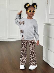 SHEIN 2-częściowy komplet dla młodej dziewczyny, sweter z dzianiny w jednolitym kolorze, okrągły dekolt, nadruk w panterkę 3D, kokarda i spodnie z dzianiny