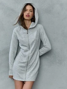 SHEIN Unity 这款长款拉链连帽连衣裙重新定义了女性运动套装。它性感迷人、功能实用，而且足够时尚，适合单独穿着。搭配厚底运动鞋和层叠链条，打造充满运动气息的日常造型。 - 灰色 - 查看 5