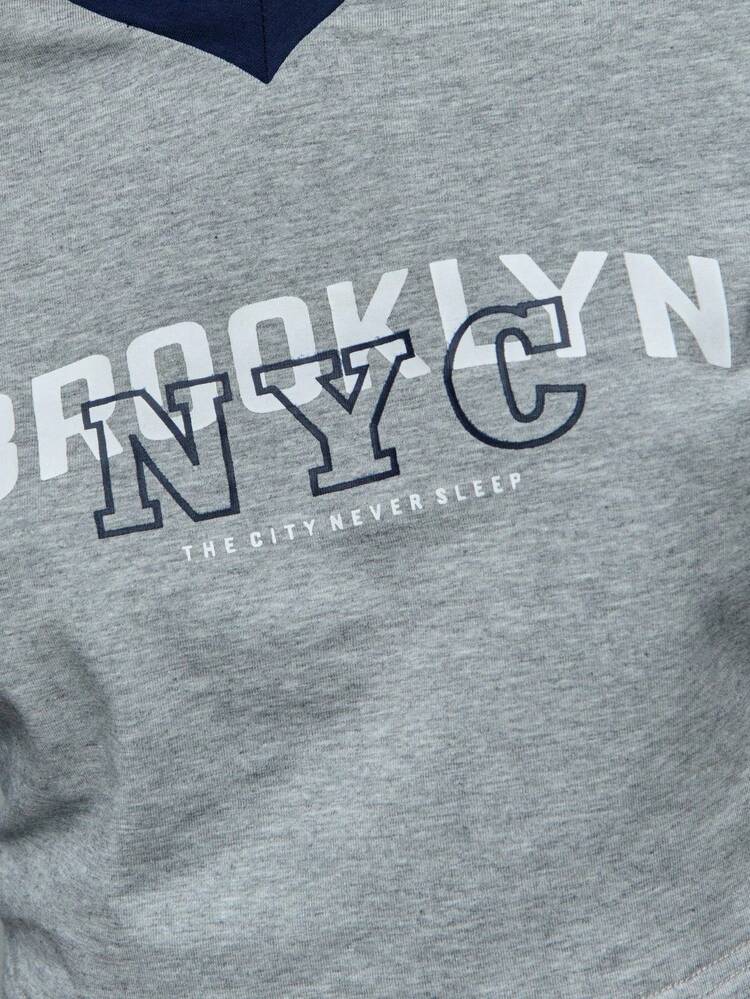 SHEIN Unity 这款长袖插肩T恤，运动休闲又不失轻松自在，印有“Brooklyn NYC”图案，是上学和返校季的必备单品。舒适休闲，非常适合叠穿——本季校园必备上衣。 - 灰色 - 查看 5