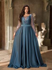 Aureia Robe longue élégante et de luxe avec manches longues transparentes, col en V profond, bleu fumé, avec décoration d'épaules pailletées. Ourlet en A avec patchwork de sequins de luxe. Convient pour les mariages, les fêtes, les événements de célébration, les tenues de soirée.