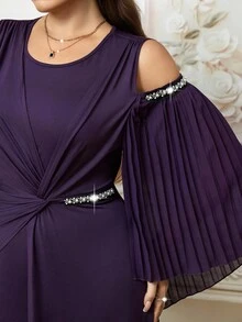 Reflora Đầm nữ dáng cong thanh lịch màu tím đậm size lớn, đầm dự tiệc cưới trang trọng mùa thu cổ tròn đính hạt trễ vai tay dài xếp ly eo xoắn - Màu tím - Xem 2