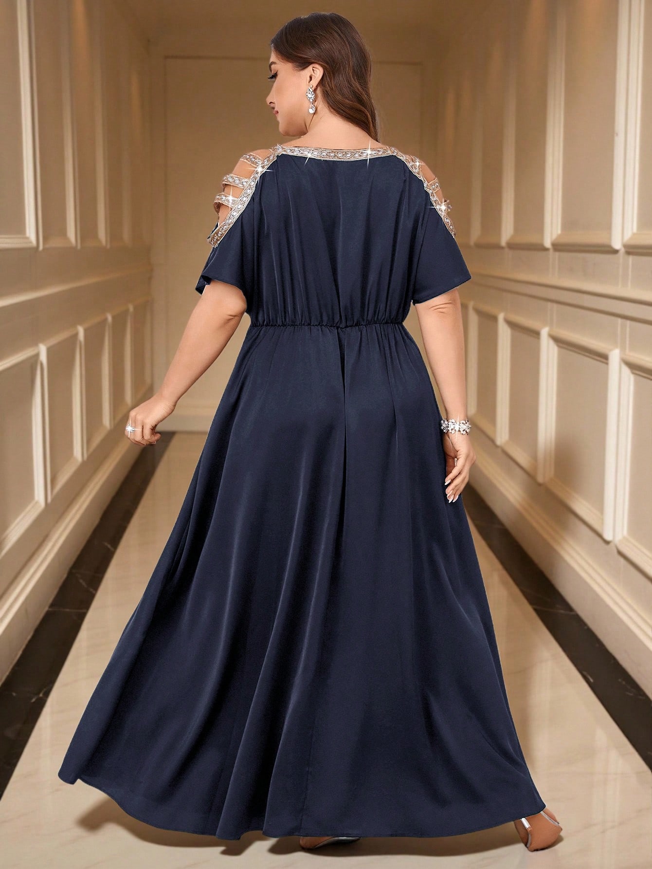 Gownix فستان طويل أنيق بياقة منحرفة للمرأة بمقاسات...