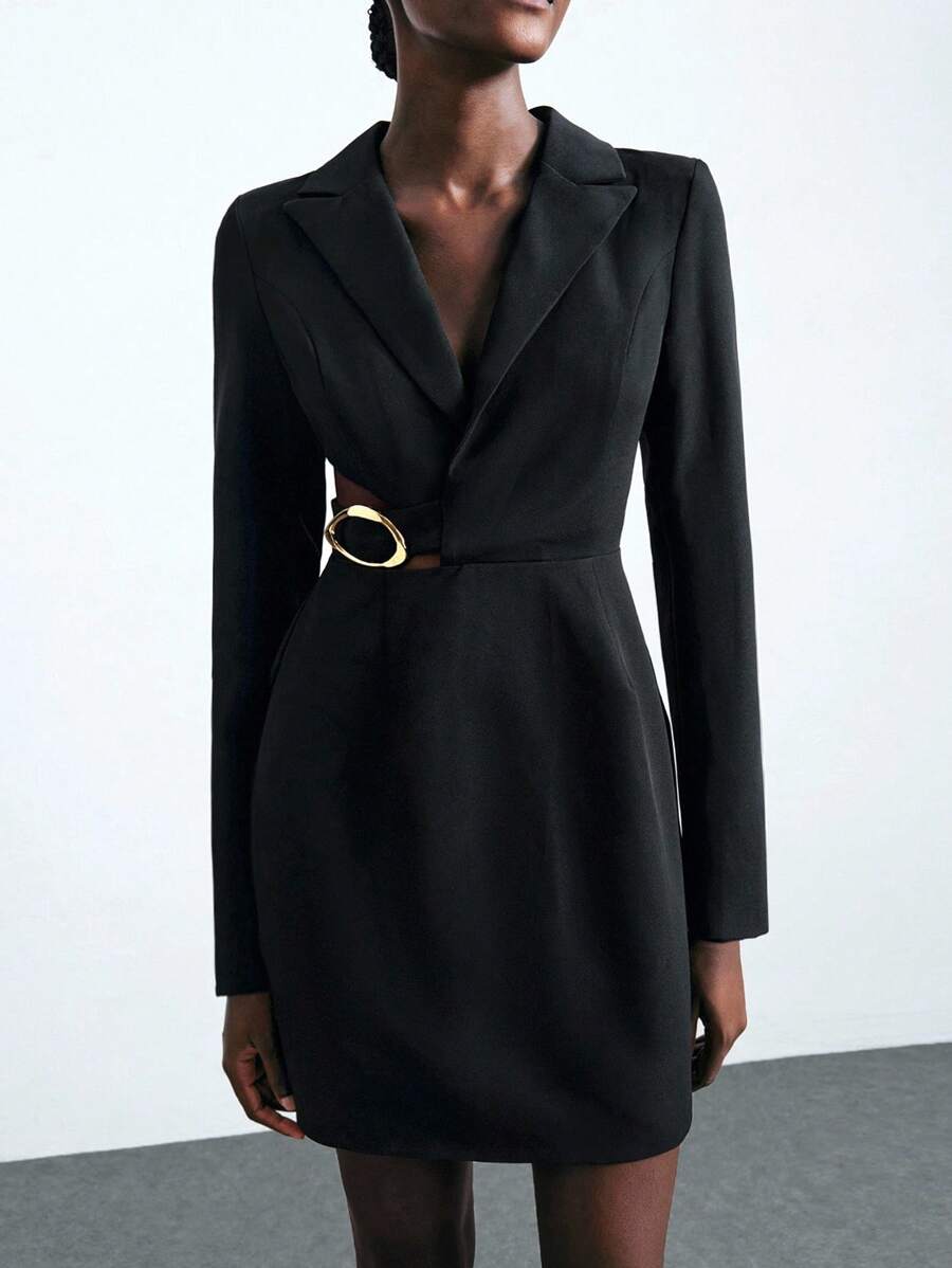 Maija 2025 现代都市领金属装饰纽扣部分镂空连衣裙，适合初秋