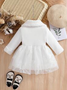 Áo khoác len dáng chữ A chất liệu vải tuyn màu trơn đính nơ 3D cho bé gái. Thiết kế màu trơn, điểm xuyết nơ 3D tinh tế trên ngực là điểm nhấn hoàn thiện, vừa thời trang vừa thanh lịch. Dáng chữ A phù hợp với nhiều vóc dáng bé gái. Dù là đi chơi hàng ngày, chơi trong công viên hay thư giãn tại nhà, chiếc áo sẽ biến bé thành nàng công chúa nhỏ xinh xắn nhất. - trắng - Xem 2