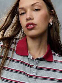 SHEIN Unity Với họa tiết sọc cổ điển và cổ áo thể thao, chiếc áo crop top này gợi nhớ đến phong cách thể thao cổ điển của phụ nữ. Hãy kết hợp nó với quần nỉ nữ hoặc quần thể thao để có một bộ đồ chạy bộ hiện đại. - Xám - Xem 3
