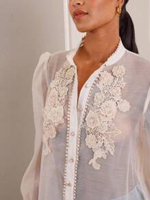Lilora Élégante blouse femme à manches bouffantes avec col volant en fleurs 3D tissées à la main, couleur unie transparente abricot, printemps/été - Nude - Voir 10