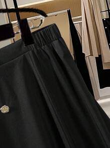 Modelyn 黑色纽扣装饰A字修身半身裙，时尚显瘦，适合春秋季节 - 黑色 - 查看 6