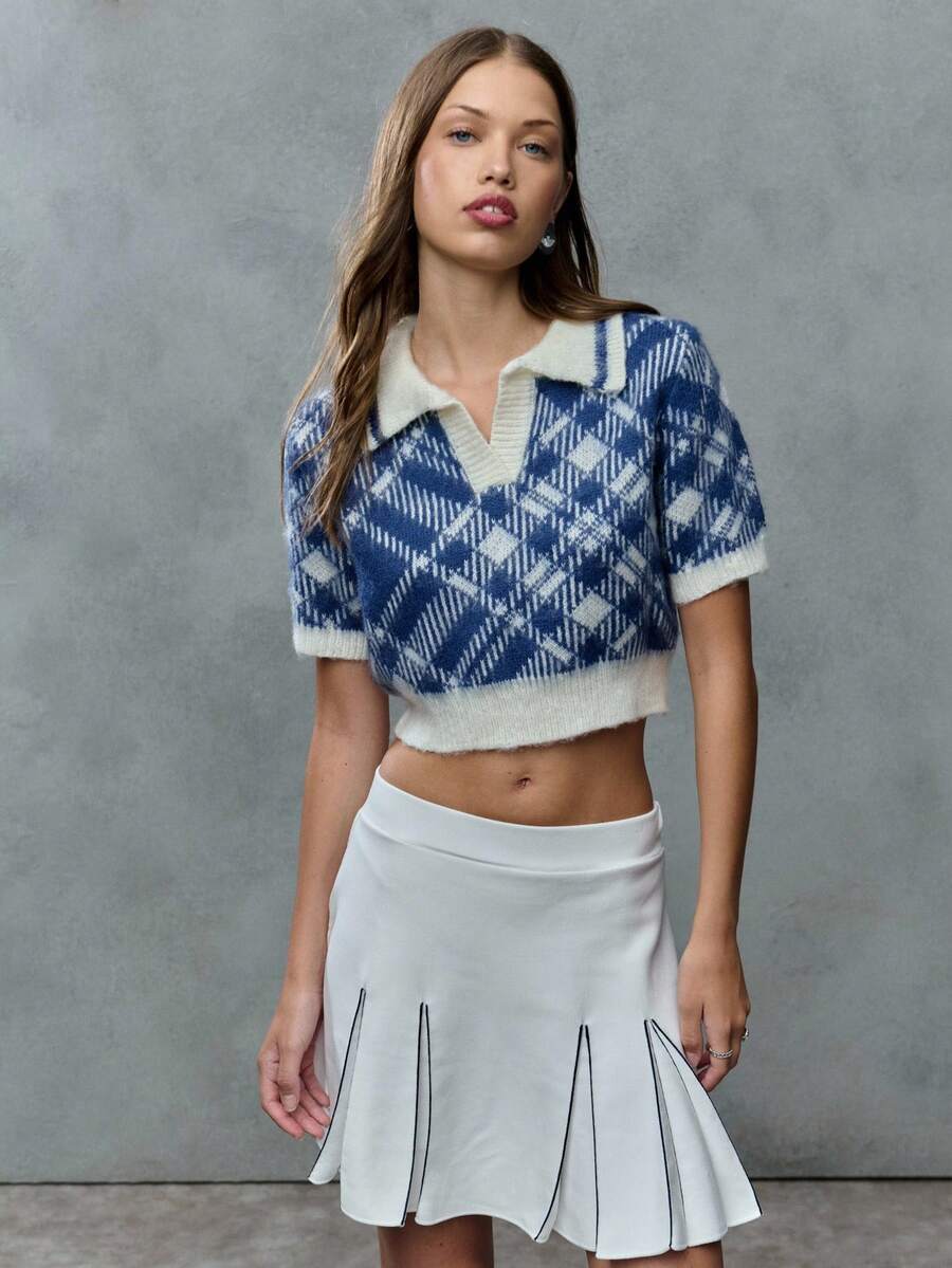 SHEIN Unity 这款毛绒针织短款上衣，尽显学院风魅力。大胆的蓝色格子图案，短袖设计，舒适的衣领，俏皮地演绎复古风格的女士运动装。搭配半身裙或运动裤，打造酷炫校园风造型。 - 彩色 - 查看 1