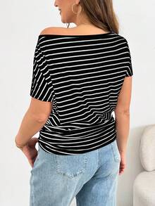 SHEIN Essnce 大码女装春夏时尚休闲宽松舒适修身日常黑白条纹露肩短袖T恤，简约风格，欧式夏季，工作上衣，度假女装，夏季女式上衣，露肩上衣 - 黑色 - 查看 2