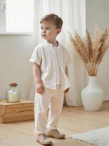 SHEIN Vintaside Kids 2 pièces Ensemble : Chemise à manches courtes de couleur unie texturée froissée pour jeunes garçons + Pantalon long assorti texturé froissé. Polyvalent et confortable, convient pour le port quotidien, les activités extérieures, les voyages, l'école, le printemps/été