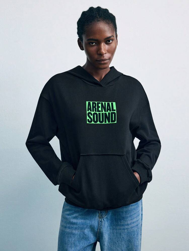 SHEIN X Arenal Sound Sudadera con capucha de mujer ArenalSound con estampado de eslogan, hombros caídos, ajuste holgado, bolsillo, sudadera negra, sudadera esencial, sudadera gráfica, ropa de otoño e invierno para mujer